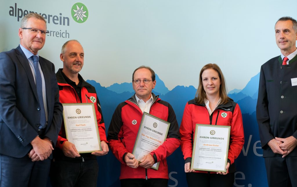 Drei Bergretter vom Alpenverein mit Grünem Kreuz ausgezeichnet 7